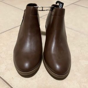 Woman’s size 10 brown booties.